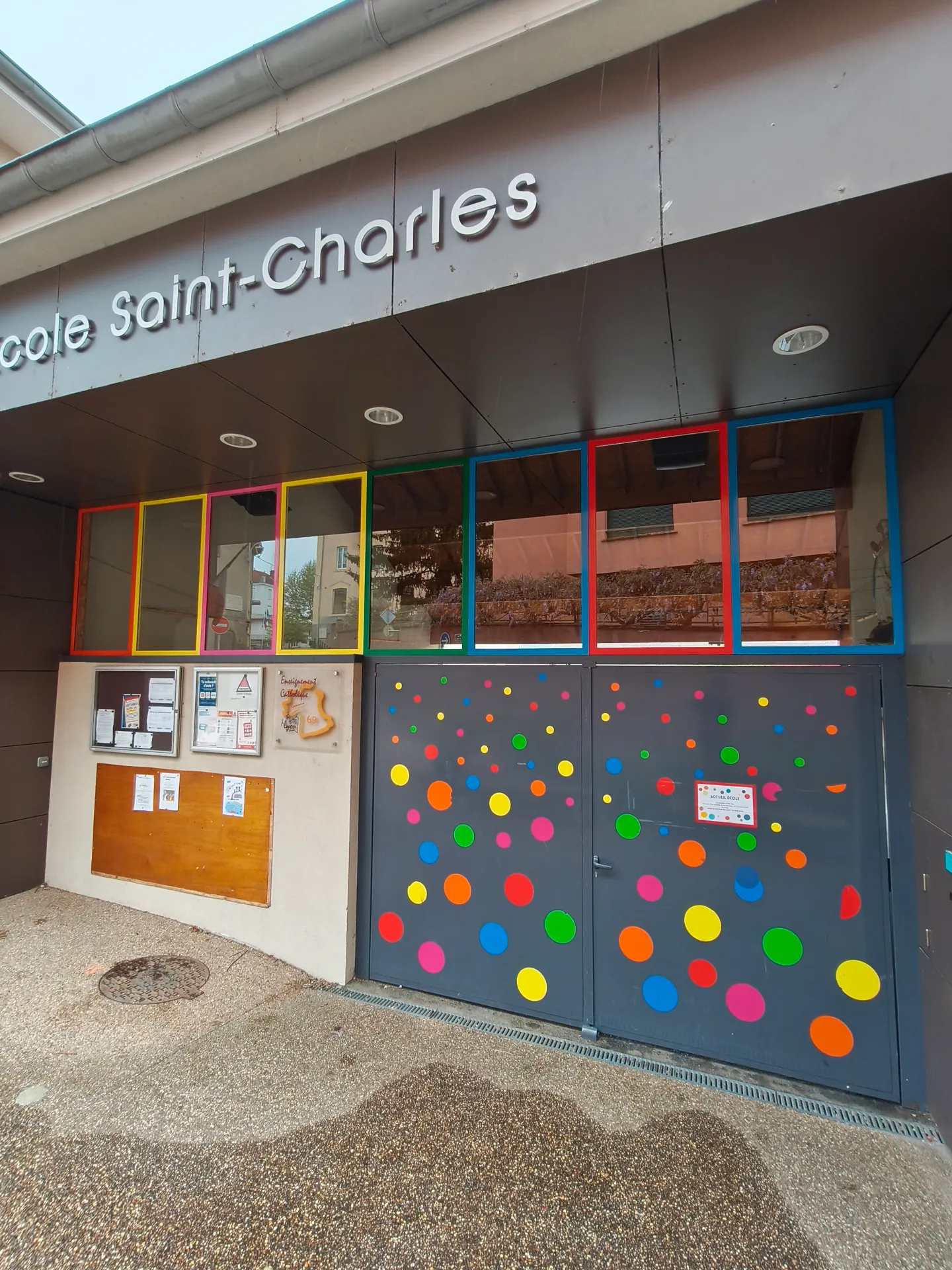 Nettoyage des vitres d’une école à Amplepuis