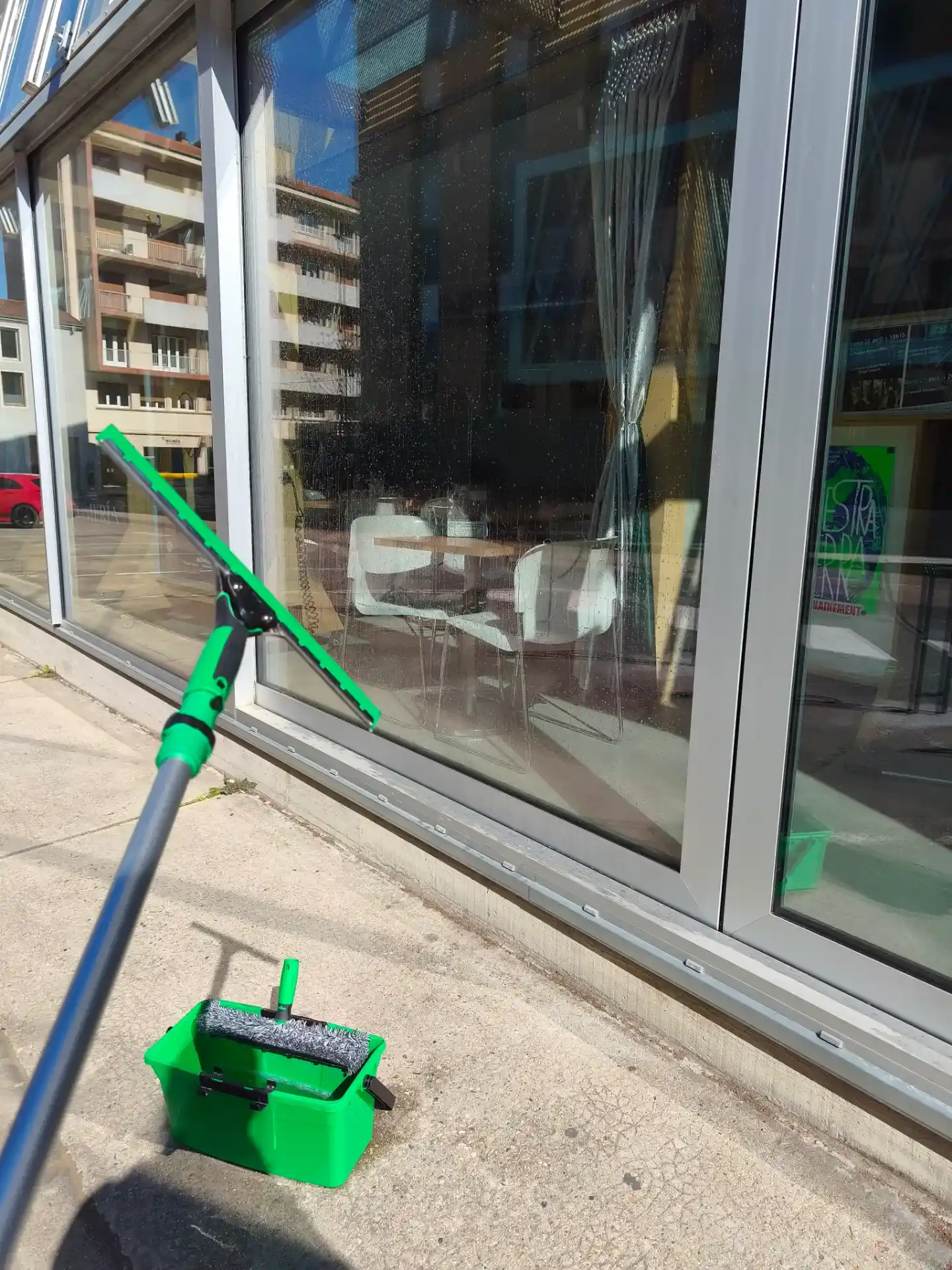 nettoyage-vitrine-roanne Nettoyage d’une vitrine de commerce à Roanne avec une raclette professionnelle